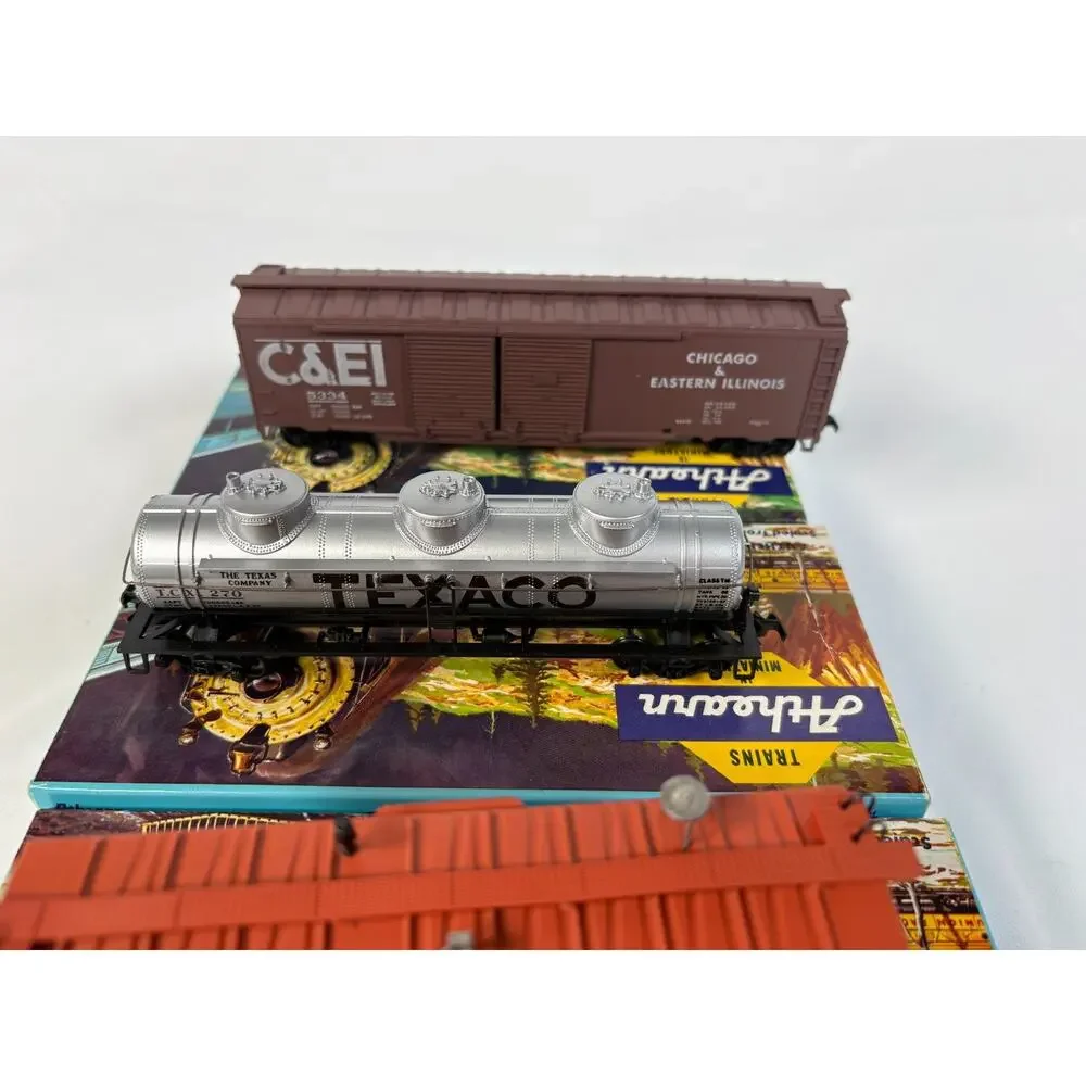 Athearn Ho Scale Lot Of 7 Freight Cars Mixed Roads Box Reefer Tank Caboose